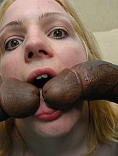 Блондинку тулят двумя смычками