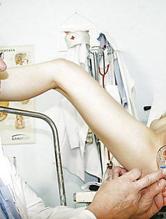 Охотно показывает пизду гинекологу