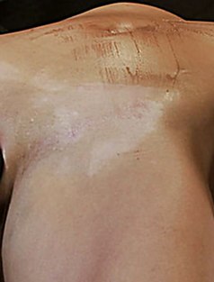 Связанная голая телка кайфует от дрочки пизды