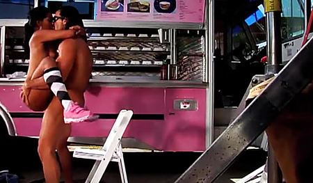 Патлатый мужик трахает на людях смуглую студентку