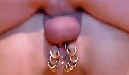 Ебется в писю с пирсингом и большой рот