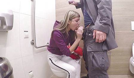 Девушка занялась сексом за деньги