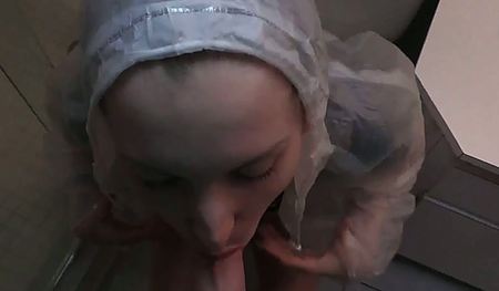 Краля согласилась взять в рот прямо в туалете