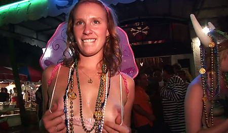 Светят сиськи на празднике