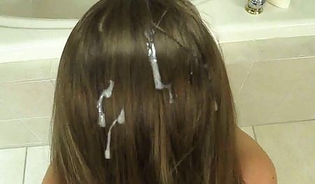 Отсосала член своему парню и он кончил на волосы