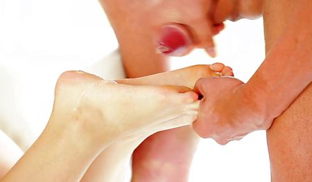 Обкончал девушке ступни ног