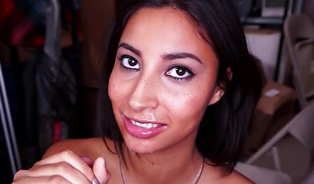 Девушке попала сперма в нос