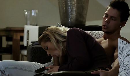 Разомлевшая красотка берет в рот