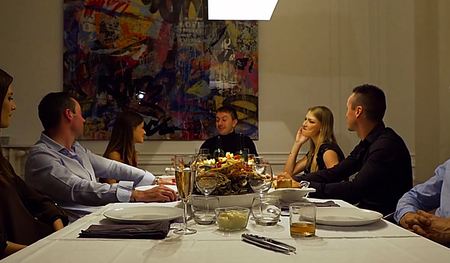 Баба подрочила хуй под столом