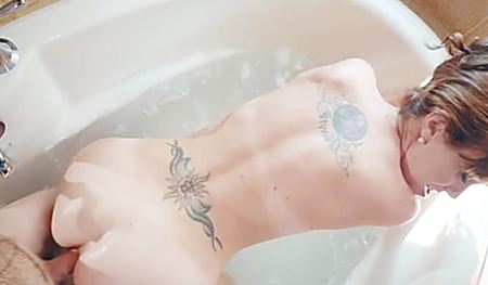 Ебет после ванной в киску