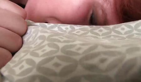 Занимается сексом лицом вниз