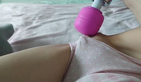 Краля ласкает свою киску