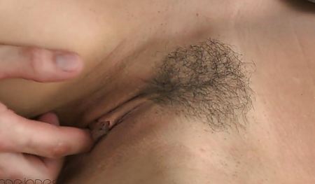 Влез пальцами в гениталии крупным планом