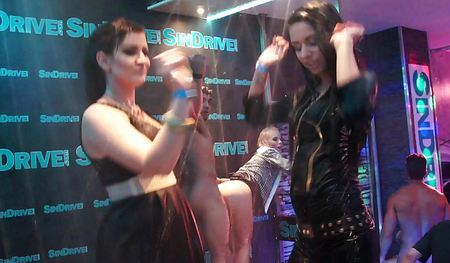 Раздвинула попку в клубе