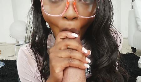 Взялась за хуй и пососала