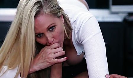 Краля обожает брать в ротик большой член