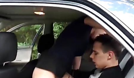 Сделала отсос и трахнулась в автомобиле