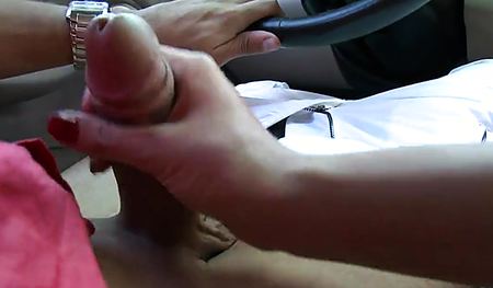 Дрочит за рулем член водителю