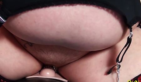 Большие женщины в чулках мастурбируют