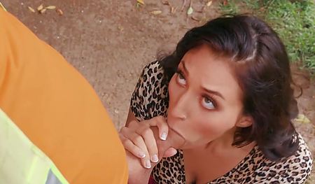 Брюнетка отсосала на улице член