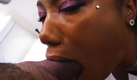 Неплохо трахнул шоколадку дома на кровати