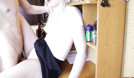 Молоденькая студентка согласилась на быстрый секс на столе