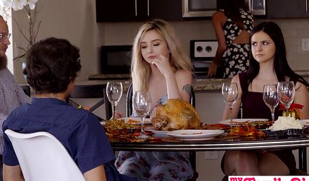 Молоденькие шлюшки набросились на молодой член кузена