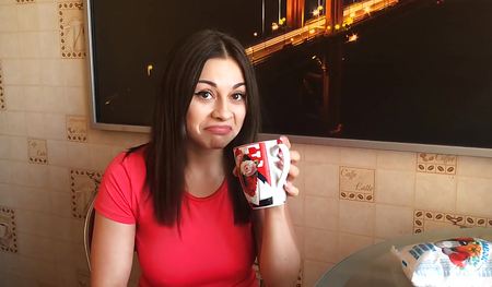 Соседка зашла за солью и заодно унесла немного сливок