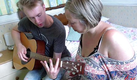 Бабуля хотела научиться играть на гитаре но научилась на дудке чувака