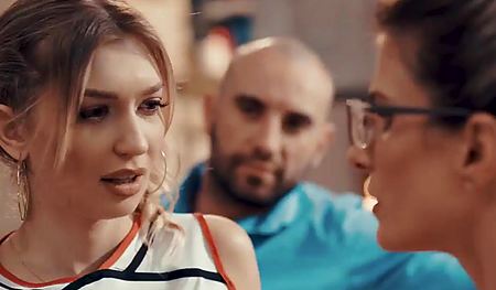 Милфа фитнес тренер привела домой первокурсницу для мужа самца