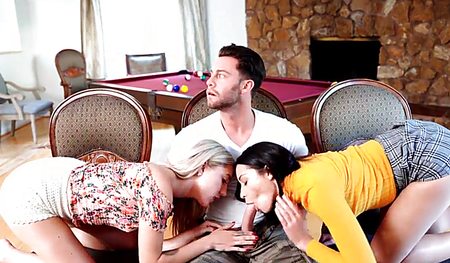 Озорные сводные сёстры разделили член брата после семейного ужина