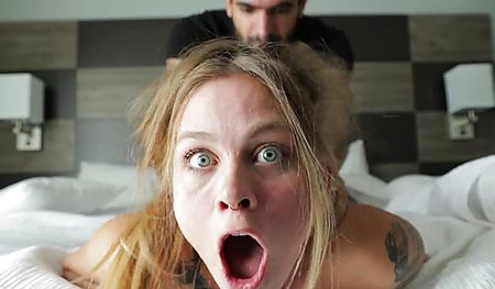 Неугомонный брат любит использовать дырочку сестрёнки по утрам и вечерам