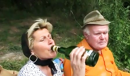 Молоденькая шлюшка устроила тройничок с бабулей и дедом на берегу реки