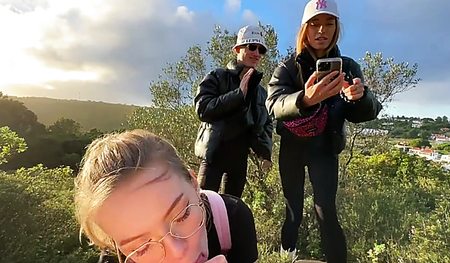 Очкастая блондинка сосет член приятеля на природе, не стесняясь посторонних взглядов