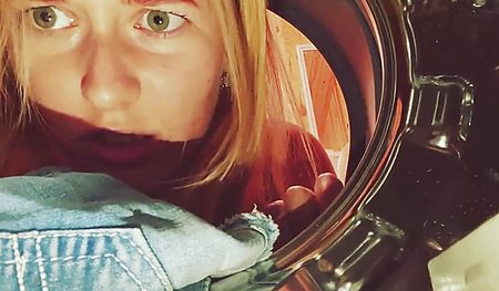 Брат старательно прет застрявшую в стирался сестренку