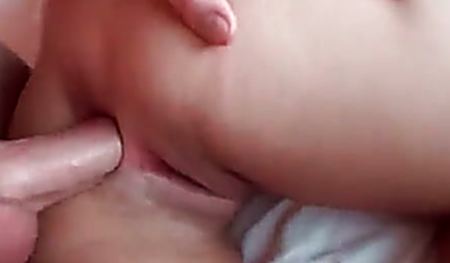 Возбужденная темноволосая крошка любит трахаться в попку