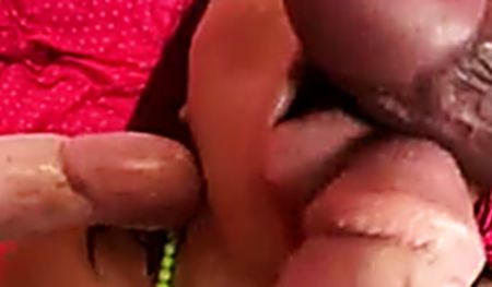 Брюнетка изголодалась по мужским членам