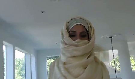 Девушка вертит попкой перед негром